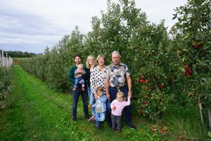 Familie Zink und Zeller vor Apfelbäumen